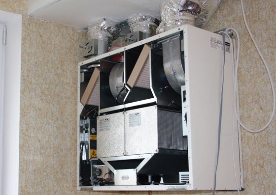 Такой рекуператор установлен на каждой кухне энергоэффективного дома (на фото — открыт)
