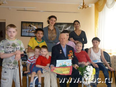 Сотрудники Медицинской компании ЮНИКС организовали для детей из екатеринбургского детского дома встречу с ветераном Великой Отечественной войны