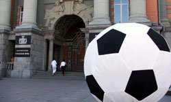 Поле — зеленое, мяч — круглый: FIFA познакомили с Екатеринбургом