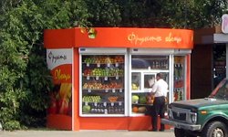 Киоск на штрафстоянку: борьба с мини-магазинами в Екатеринбурге набирает обороты