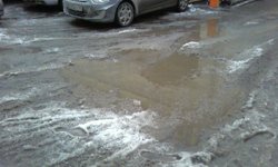 Дожить до весны: Екатеринбург страдает от снега и грязи