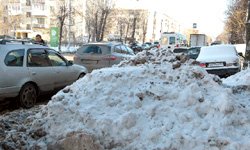Ад на улицах Екатеринбурга: машины и пешеходы утопают в снегу и грязи