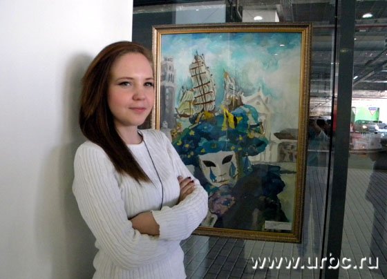 Юлия Виноградова рядом со своей картиной «Ах, эта маска!»
