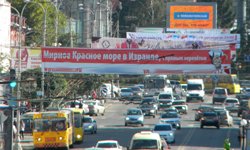 «Липкие» растяжки: «выдавить» незаконную наружную рекламу из Екатеринбурга оказалось непросто