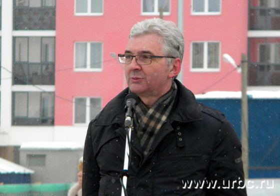 Глава администрации Екатеринбурга Александр Якоб на церемонии закладки первого камня в фундамент новой школы