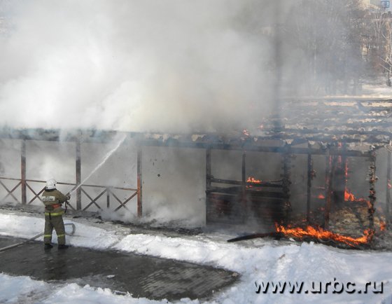 В центре Екатеринбурга горит летняя веранда кафе