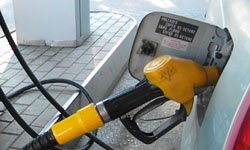 Нефть дешевеет — бензин дорожает