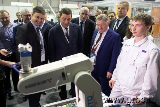 Стенд группы ЧТПЗ посетил губернатор Свердловской области Евгений Куйвашев