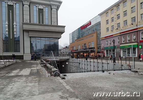 Для заезда на парковку «Пассажа» был оборудован подъезд с ул. Ленина