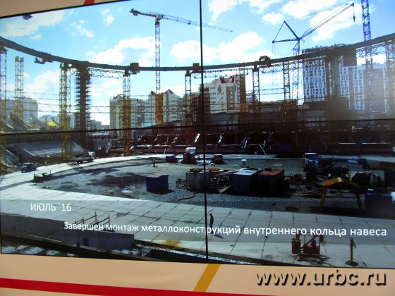 На мультимедийном экране показывают основные этапы реконструкции Центрального стадиона
