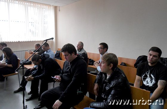 Из 437 пострадавших от действий В. Воробьева на первое судебное заседание пришли около десяти человек. После первого перерыва зал и вовсе опустел