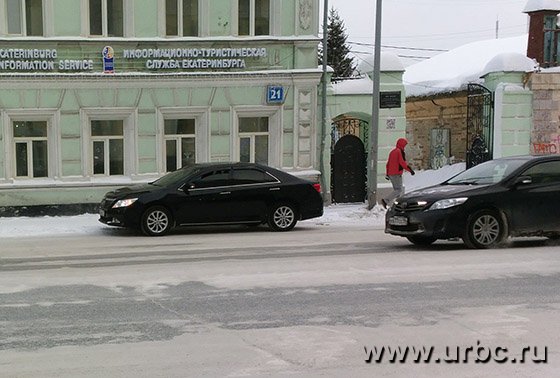 ГИБДД ослабила контроль за нелегальными парковками в центре Екатеринбурга