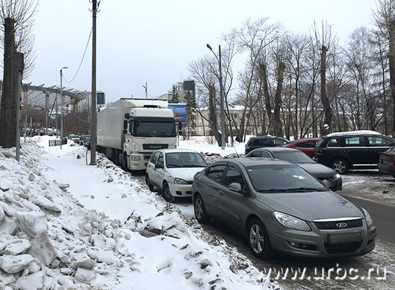 Грузовой транспорт регулярно и безнаказанно нарушает ПДД в Екатеринбурге