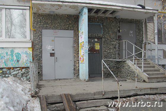 Семья Ушаковых проживала в небольшой двухкомнатной квартире в доме без необходимой инфраструктуры