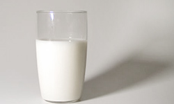 Обезденежное молоко. Фотография предоставлена сайтом morguefile.com (wax115)