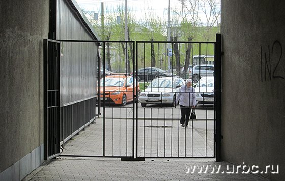 Арка между домами на Белинского незаконно перекрыта воротами с 2011 года