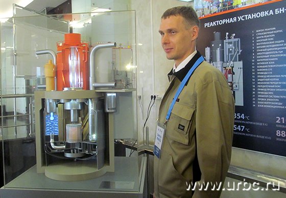Сотрудник Белоярской АЭС Дмитрий Комоза показал гостям на макете строение реактора и объяснил принцип его работы