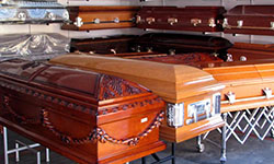 Бизнес в тени надгробий. Фотография с сайта morguefile.com (lisaleo)