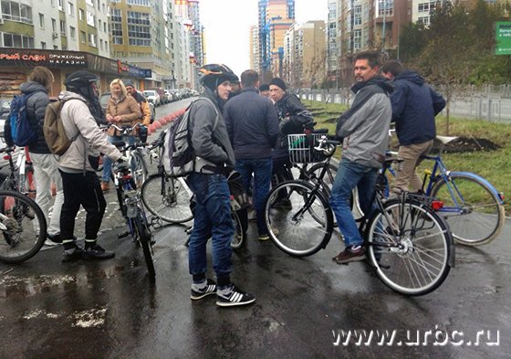 К инспектированию велодорожек присоединились около десяти горожан