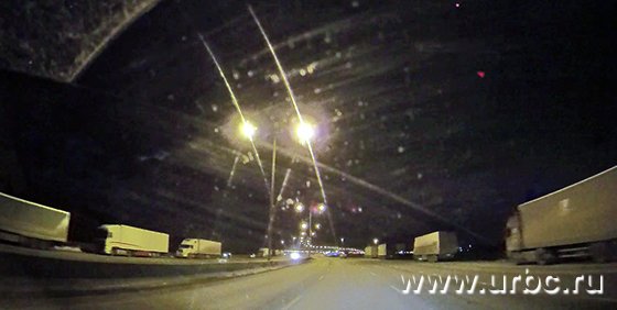 В Екатеринбурге дальнобойщики устроили стихийную стоянку на подъезде к аэропорту Кольцово