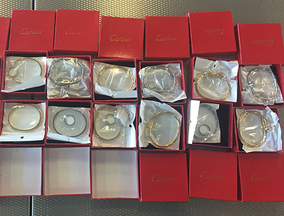 Кольцовские таможенники изъяли 16 коробок с поддельными украшениями Cartier