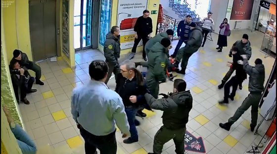 У охранного предприятия «Сова» могут отозвать лицензию после инцидента в мебельном центре «ЭМА» в Екатеринбурге
