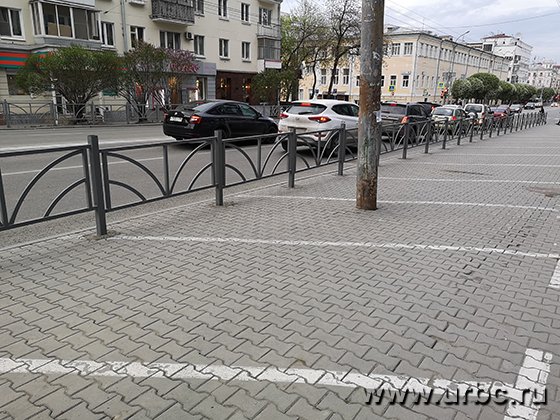 В Екатеринбурге закрыли бесплатную парковку у ТЦ «Гермес-Плаза»