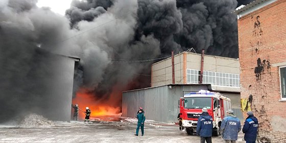 В Екатеринбурге горит склад Уральского завода лакокрасочных изделий