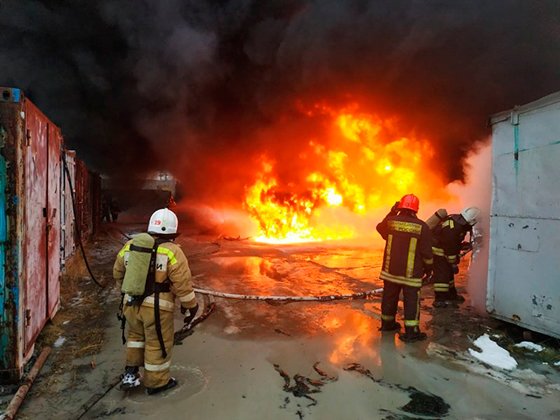 В результате пожара на Уральском заводе лакокрасочных изделий в Екатеринбурге пострадал один человек