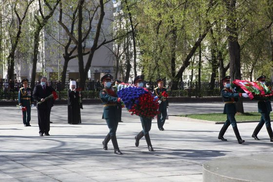 В Екатеринбурге торжественно возложили цветы к памятнику Георгию Жукову
