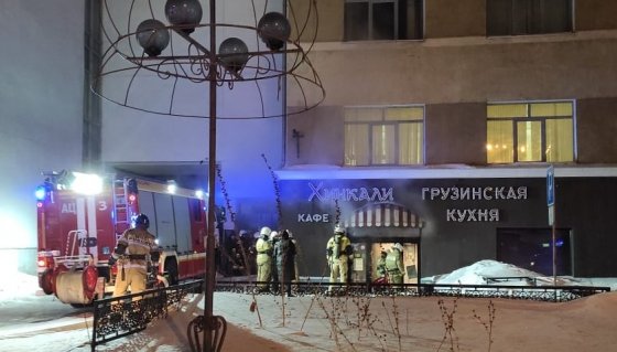 В Екатеринбурге на площади 20 кв. метров горело кафе «Хинкали» в здании Уральского института управления