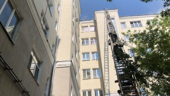 Площадь пожара в жилом здании в центре Екатеринбурга составляет 500 кв. метров