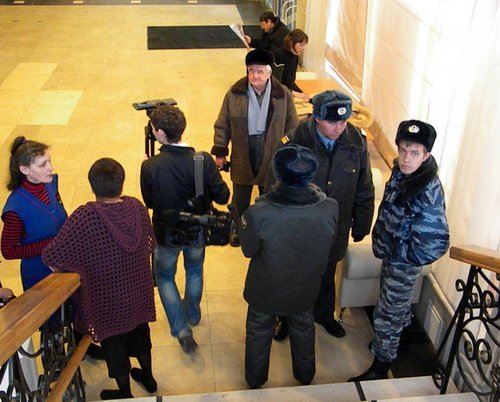 Сотрудники милиции пытаются объяснить поклонникам Геннадия Зюганова, что мест в зале больше нет