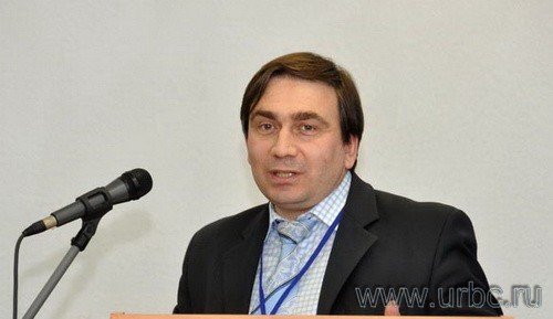 Замминистра энергетики и ЖКХ Свердловской области Николай Смирнов выступает с докладом о новом федеральном законе об энергосбережении