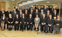 Губернатор свердловской Областной Думы Александр Мишарин и депутаты Областной Думы сфотографировались на память