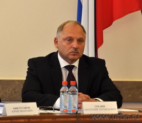 Председатель свердловского правительства Анатолий Гредин предпочел молча конспектировать распоряжения губернатора