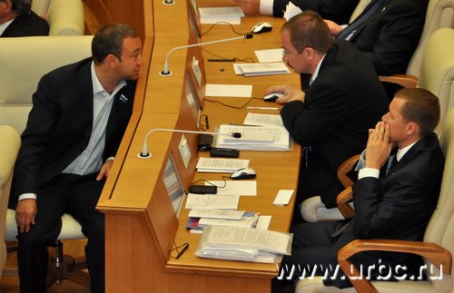 Депутат-коммунист Георгий Перский уговаривает коллег из ЛДПР проголосовать против поправок в бюджет