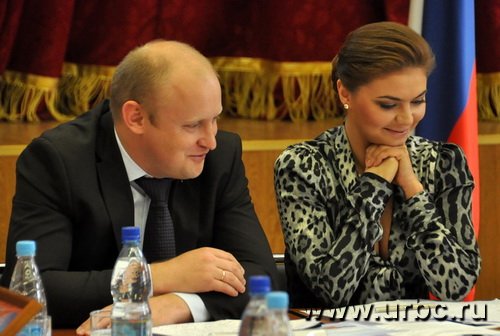 Алину Кабаеву на заседании развлекал коллега по комитету Сергей Белоконев