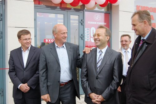 Алексей Воробьев и Игорь Ковпак открывают первый супермаркет в «Академическом»