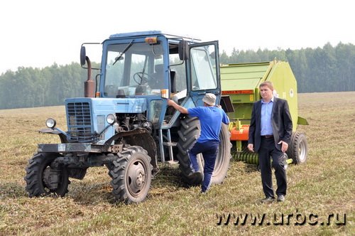 Сергей Вражевский показал коллегам из других хозяйств весь процесс сенажа