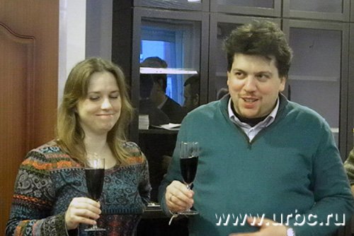 Леонид Волков  и его супруга Наталья оказались радушными хозяевами, до отвала накормив  гостей мероприятия пиццей и напоив вином и пивом