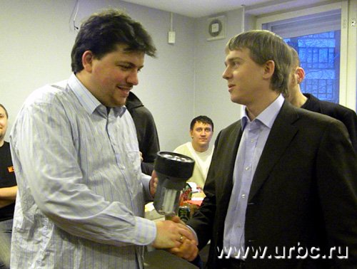 Генеральный директор компании «ТитанСофт» Денис Сергеев вручил Леониду Волкову прожектор как символ компании