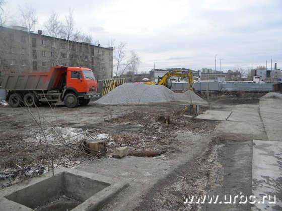 К приезду чиновников на стройплощадку по улице Сулимова, 18 завезли щебень