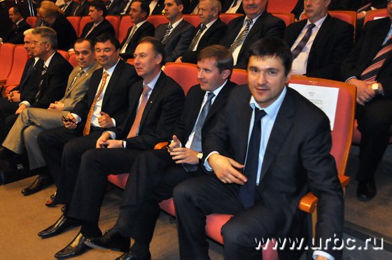 Виталий Недельский (справа) приехал на праздник прямо с депутатских слушаний по земле. Его коллега Михаил Максимов заранее занял для бывшего подчиненного место
