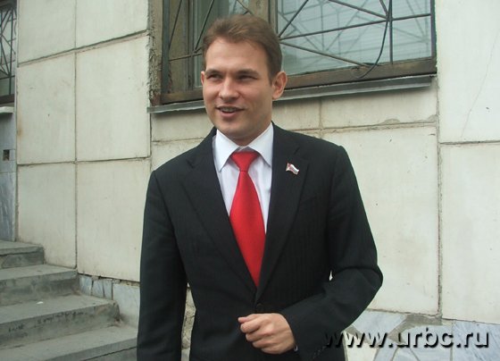 Депутат держался бодро, в первой части заседания был при галстуке и депутатском значке