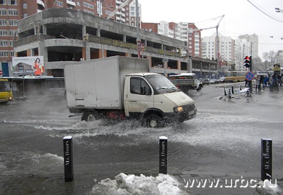Пешеходам в центре Екатеринбурга сегодня пришлось особенно нелегко