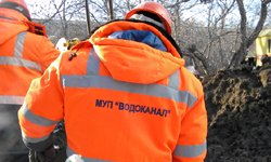 «Элитные» пробки: «Водоканал» обездвижил одну из центральных улиц Екатеринбурга