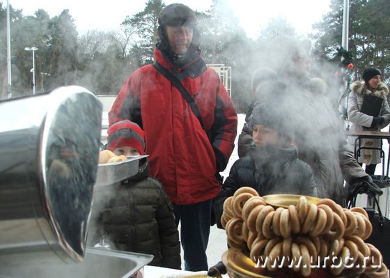 Теплую атмосферу помогали создавать горячие русские пироги