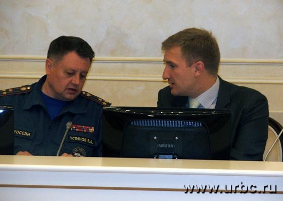 Президент группы компаний Formika Максим Зверков (справа) так и не появился перед журналистами