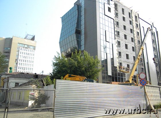 Минус один: памятники культуры в Екатеринбурге стали уничтожать в присутствии чиновников